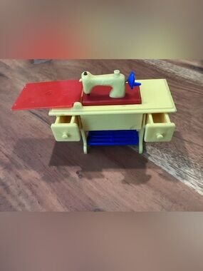 Vtg. Renwal 1947-1953 hard plastic dollhouse miniature tredle sewing machine.